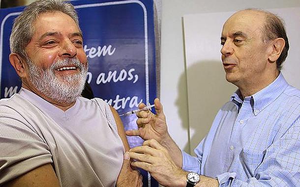 Lula (PT) e Serra (PSDB), então presidente e governador de SP: adversários ferrenhos no plano político e ideológico, posam para divulgar campanha de vacinação em massa contra gripe, em 2008