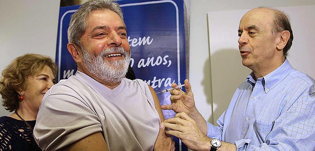 Lula (PT) e Serra (PSDB), então presidente e governador de SP: adversários ferrenhos no plano político e ideológico, posam para divulgar campanha de vacinação em massa contra gripe, em 2008