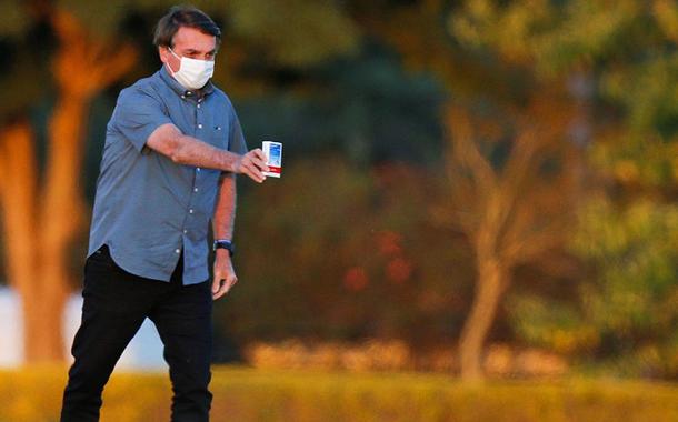 Bolsonaro corre atrás de ema com cloroquina