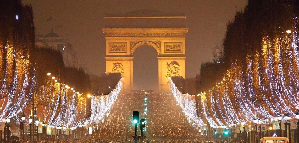 Avenida Champs-Elysées, em Paris, França