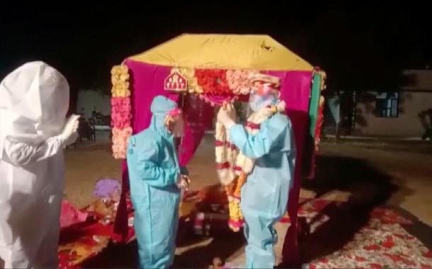 Casamento indiano foi celebrado com roupas de proteção contra a Covid-19