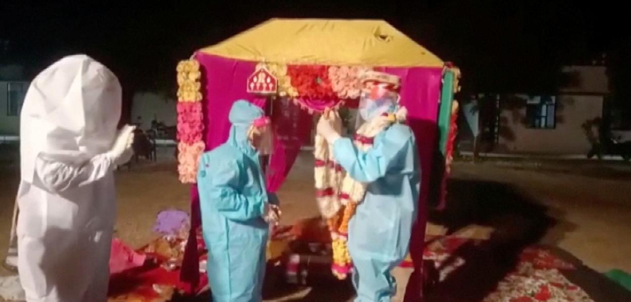Casamento indiano foi celebrado com roupas de proteção contra a Covid-19