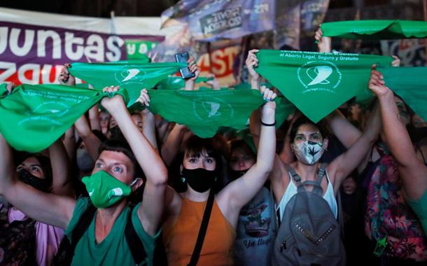 Imagem de pessoas que apoiam a descriminalização do aborto do lado de fora do Congresso argentino, em 11 de dezembro de 2020
