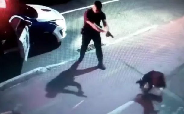 Guarda atirando em cachoroo