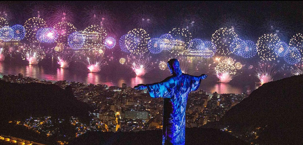 Queima de fogos de artifício vista da Praia de Copacabana no Rio de Janeiro (RJ), nesta terça-feira (01), para a chegada de 2019.