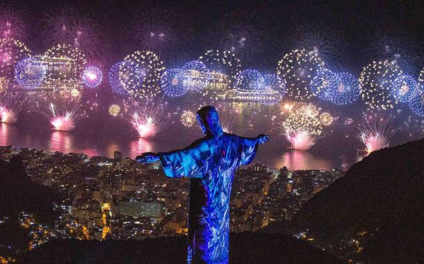 Queima de fogos de artifício vista da Praia de Copacabana no Rio de Janeiro (RJ), nesta terça-feira (01), para a chegada de 2019.