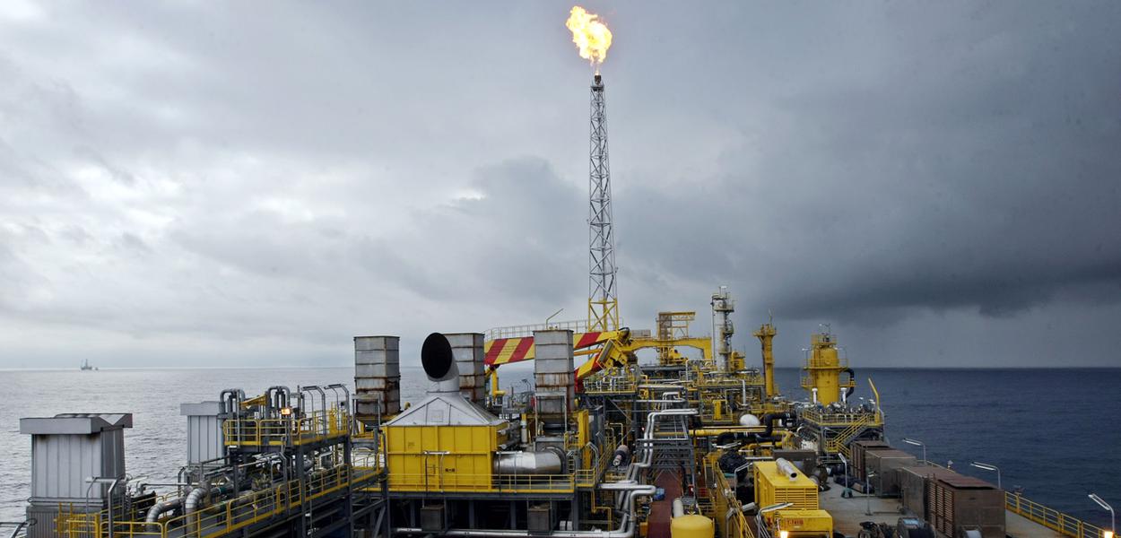 Aepet divulga lista dos deputados que entregaram o pré-sal, estado por estado