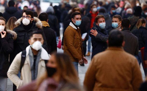 Pessoas usando máscaras caminham em distrito comercial de Roma durante pandemia de Covid-19