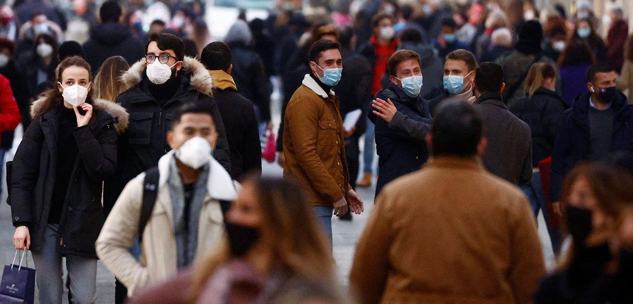 Pessoas usando máscaras caminham em distrito comercial de Roma durante pandemia de Covid-19