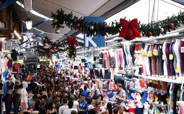  Movimento do comércio popular no Brás no mês do Natal.