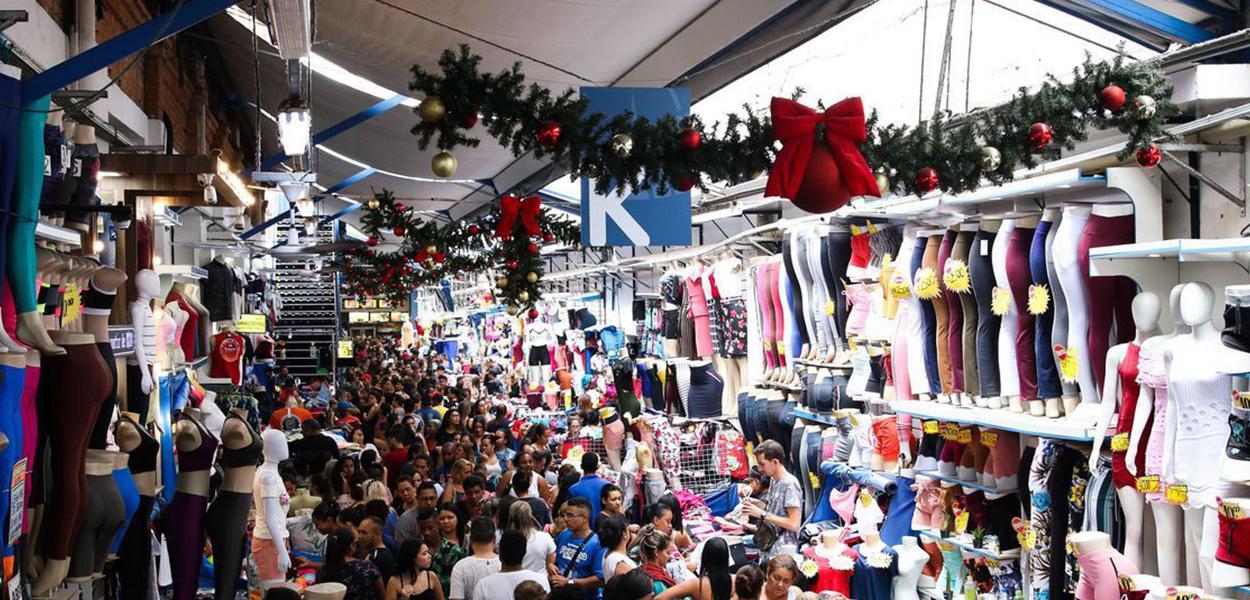  Movimento do comércio popular no Brás no mês do Natal.