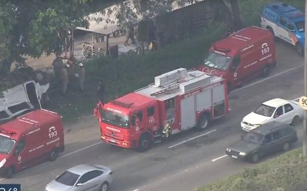Van que fazia transporte irregular capota na Avenida Brasil (RJ)