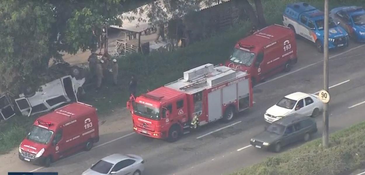 Van que fazia transporte irregular capota na Avenida Brasil (RJ)