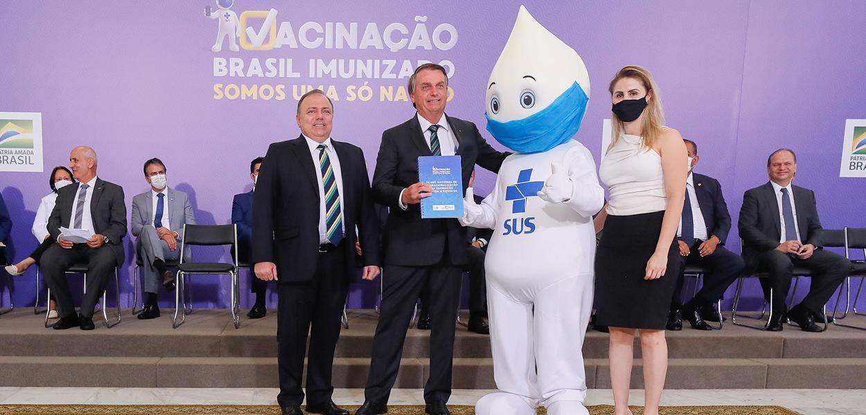 Pazuello, Bolsonaro, Zé Gotinha e Michelle