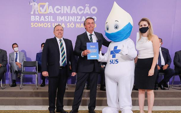 Pazuello, Bolsonaro, Zé Gotinha e Michelle