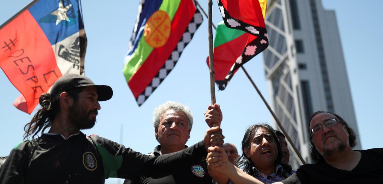 Índios mapuche protestam contra governo chileno em Santiago