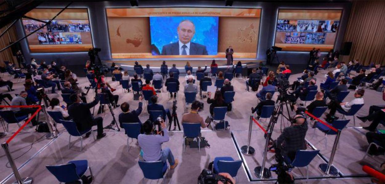 Jornalistas comparecem à entrevista coletiva de fim de ano do presidente russo, Vladimir Putin, realizada de forma online