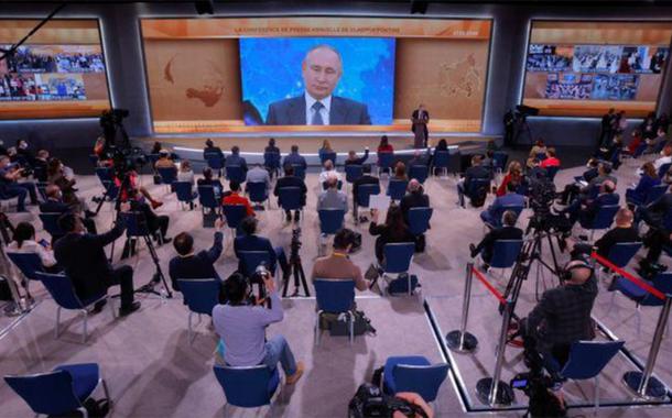 Jornalistas comparecem à entrevista coletiva de fim de ano do presidente russo, Vladimir Putin, realizada de forma online