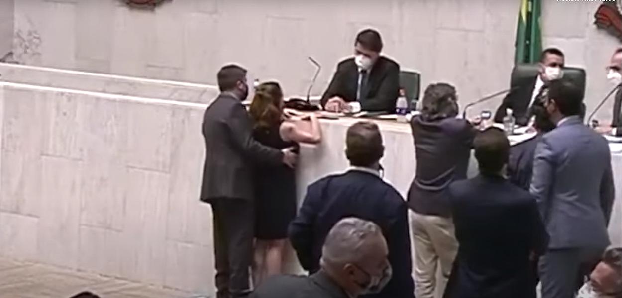 Deputada Isa Penna é vítima de assédio sexual na Alesp