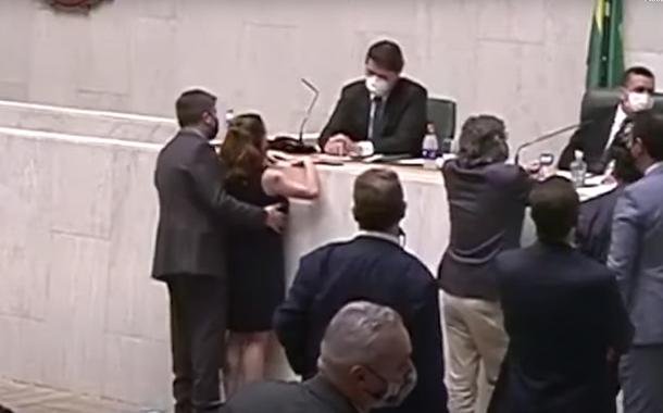 Deputada Isa Penna é vítima de assédio sexual na Alesp