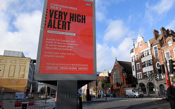 Alerta do governo britânico sobre a Covid-19 em Londres. 19/12/2020
