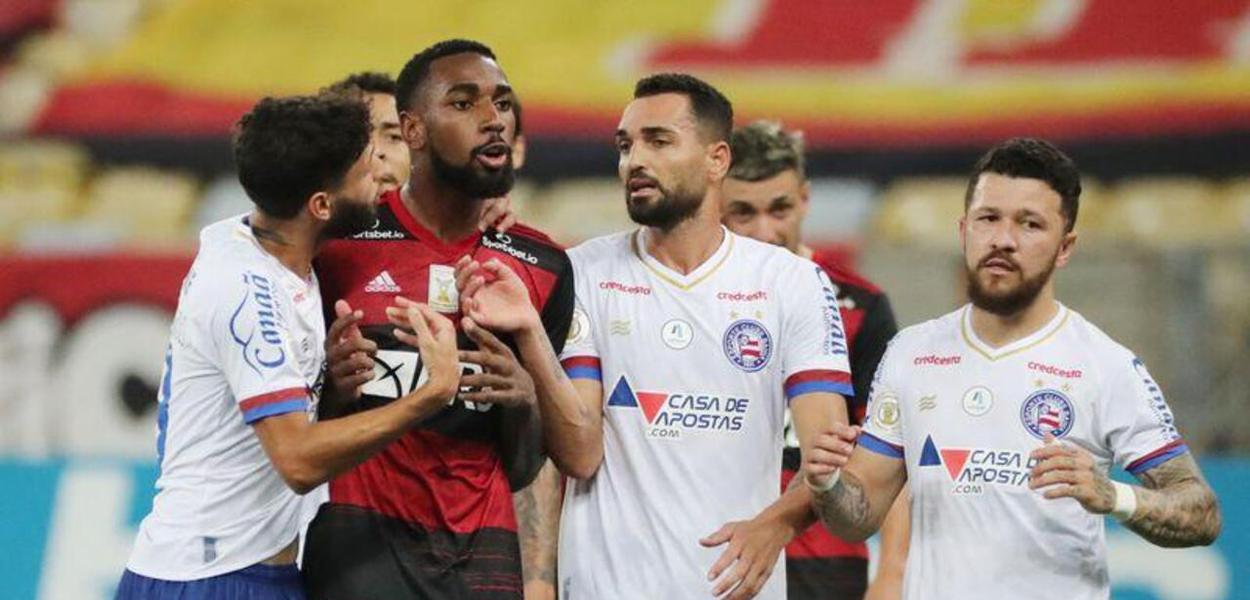 Meia Gerson, do Flamengo, cercado por jogadores do Bahia 20/12/2020