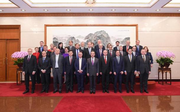 O chanceler chinês Wang Yi e representantes da União Europeia