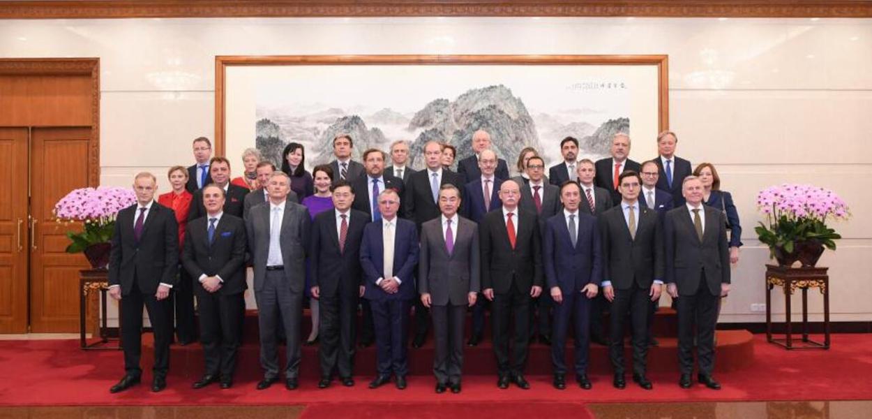 O chanceler chinês Wang Yi e representantes da União Europeia