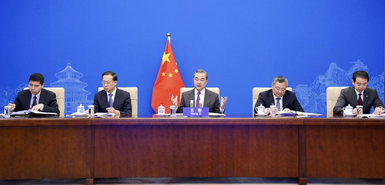 O chanceler chinês Wang Yi participa de reunião sobre acordo nuclear iraniano