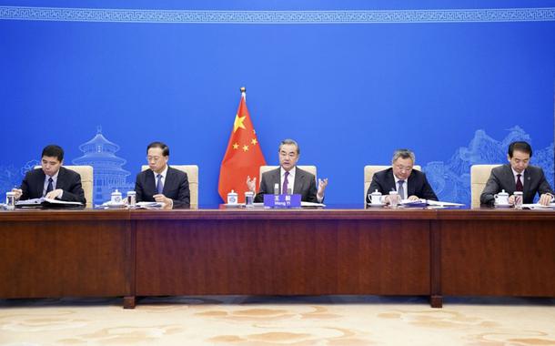 O chanceler chinês Wang Yi participa de reunião sobre acordo nuclear iraniano