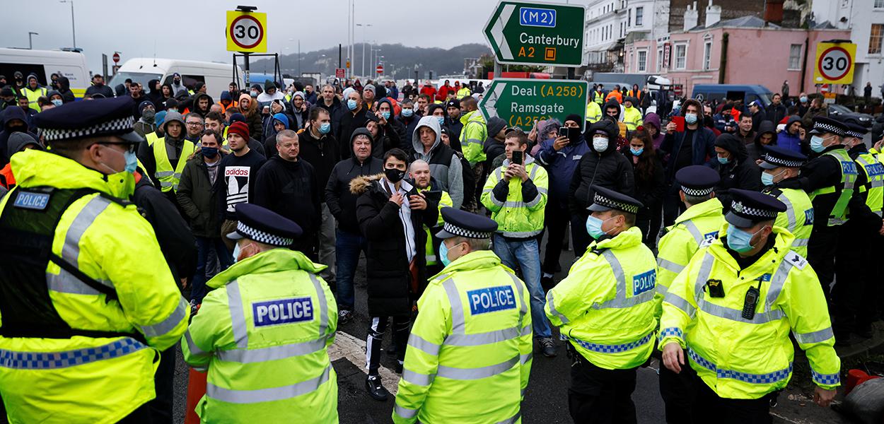 Caminhoneiros em frente a policiais no Porto de Dover, na Inglaterra