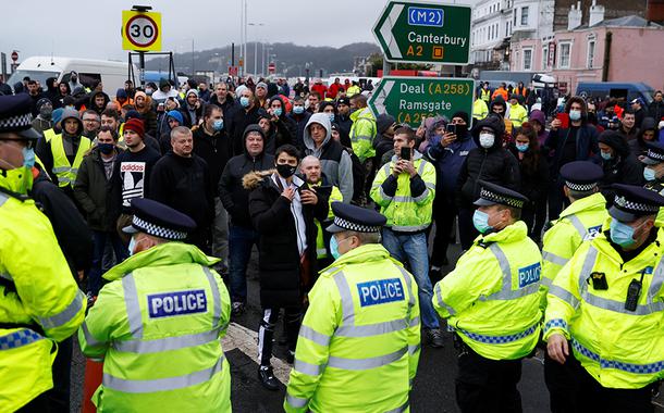 Caminhoneiros em frente a policiais no Porto de Dover, na Inglaterra