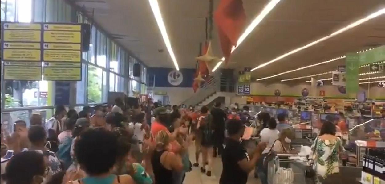 Carrefour em Belo Horizonte. Alta nos preços dos alimentos já começa a gerar protestos no País (Foto: Reprodução / Twitter) Carrefour em Belo Horizonte. Alta nos preços dos alimentos já começa a gerar protestos no País