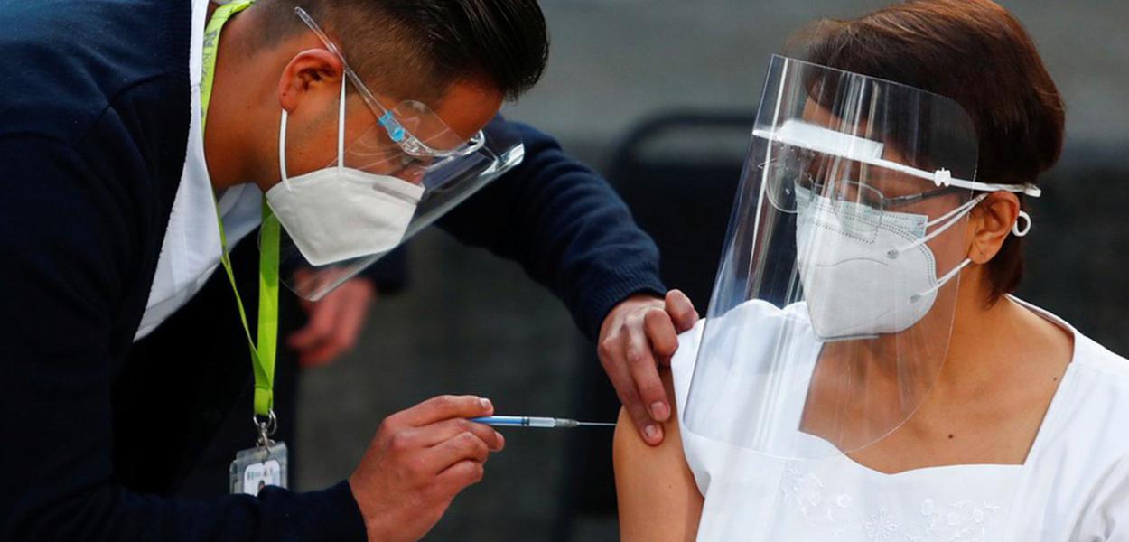 A enfermeira Maria Irene Ramirez recebe a primeira vacina contra a Covid-19 no Hospital Geral Rubén Leñero, na Cidade do México