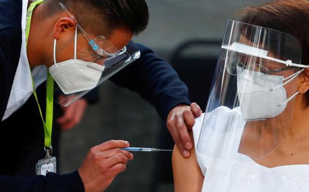 A enfermeira Maria Irene Ramirez recebe a primeira vacina contra a Covid-19 no Hospital Geral Rubén Leñero, na Cidade do México