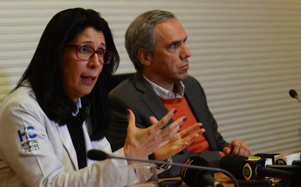 A diretora clínica do Hospital das Clínicas, Eloisa Bonfá em coletiva de imprensa