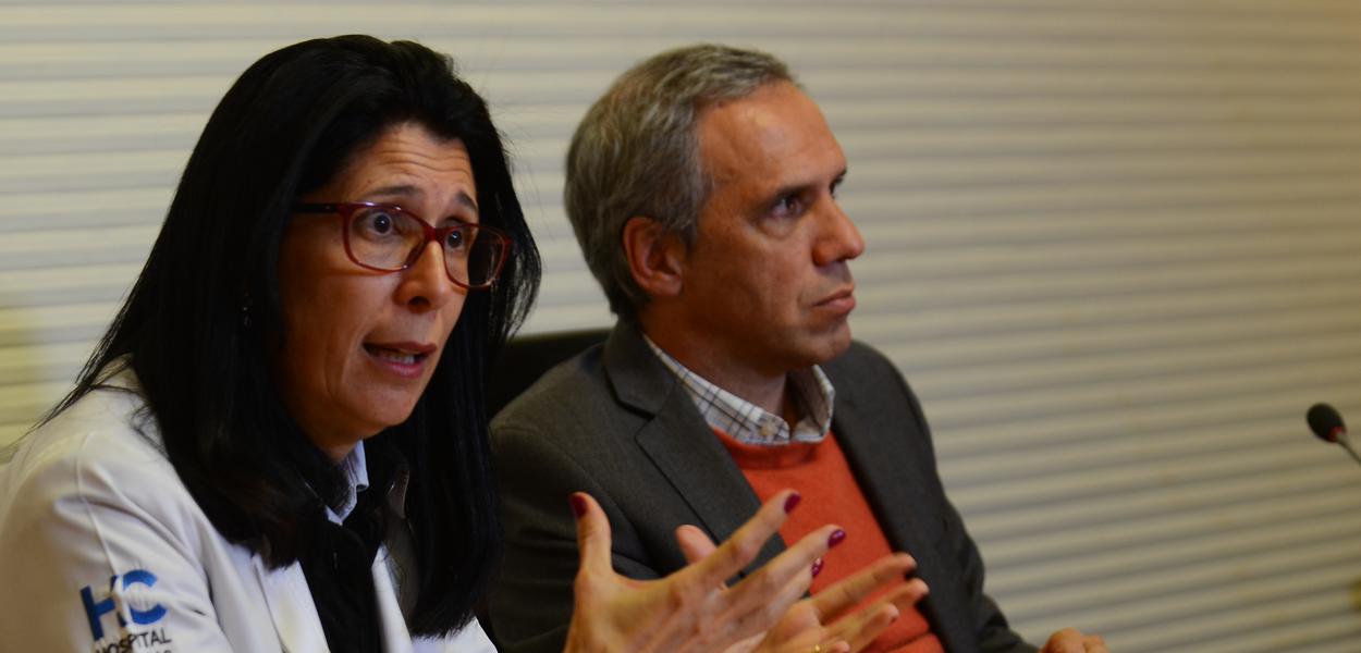 A diretora clínica do Hospital das Clínicas, Eloisa Bonfá em coletiva de imprensa