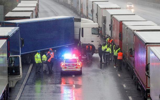 Fila de caminhões no Porto de Dover