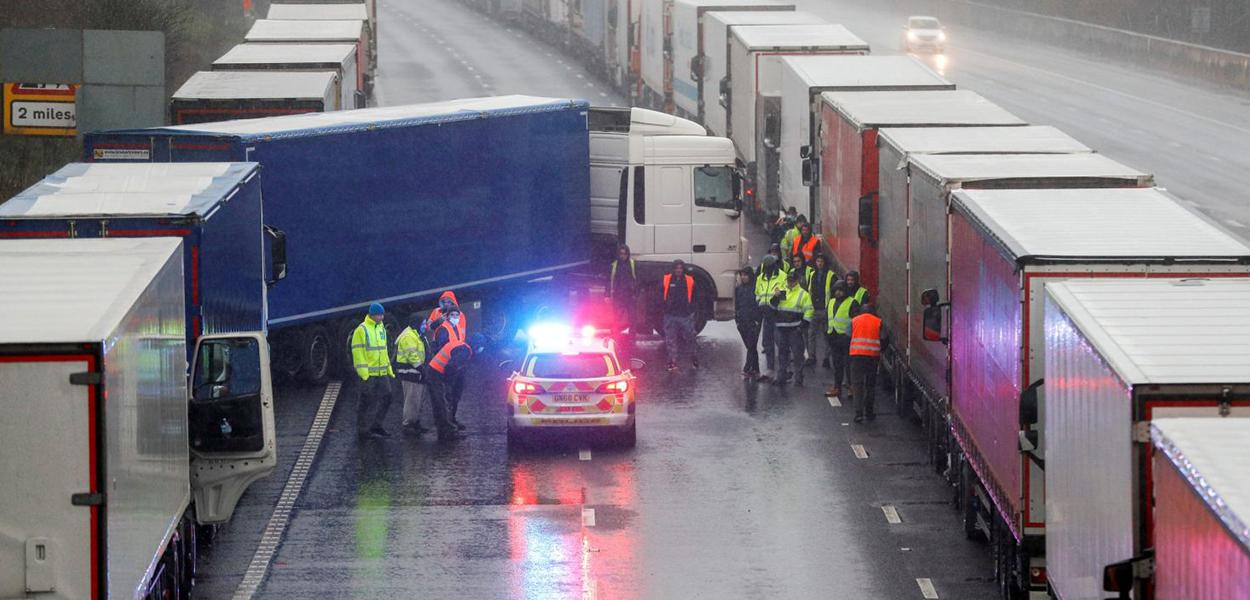 Fila de caminhões no Porto de Dover