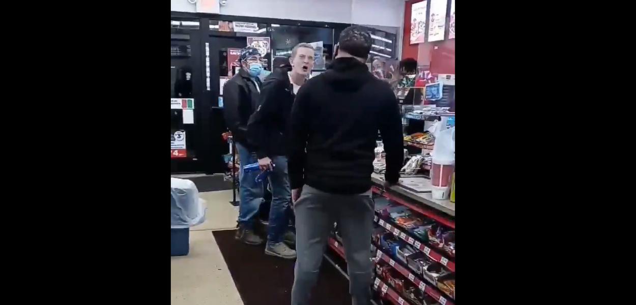 Homem branco ofende negro com palavras racistas nos EUA