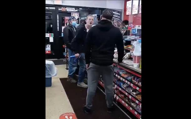 Homem branco ofende negro com palavras racistas nos EUA