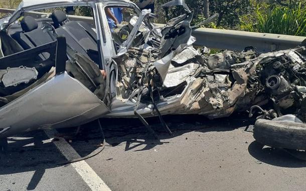 Carro invade contramão e bate em caminhão no Norte de Minas Gerais