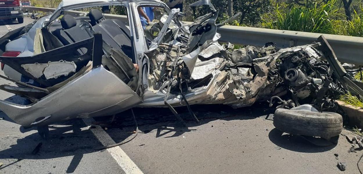 Carro invade contramão e bate em caminhão no Norte de Minas Gerais