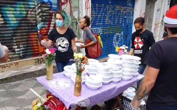 João Gordo distribui marmitas veganas a moradores de rua em SP