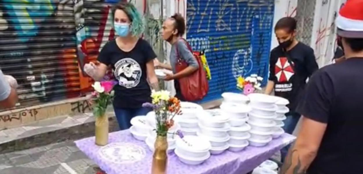 João Gordo distribui marmitas veganas a moradores de rua em SP