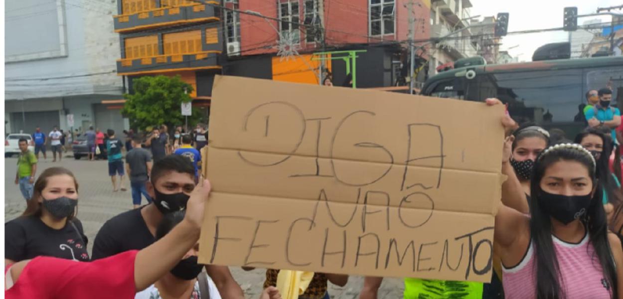 Lojistas protestam contra decreto do governador Wilson Lima que fechou o comércio por 15 dias, em decorrência dos aumentos de casos da Covid-19