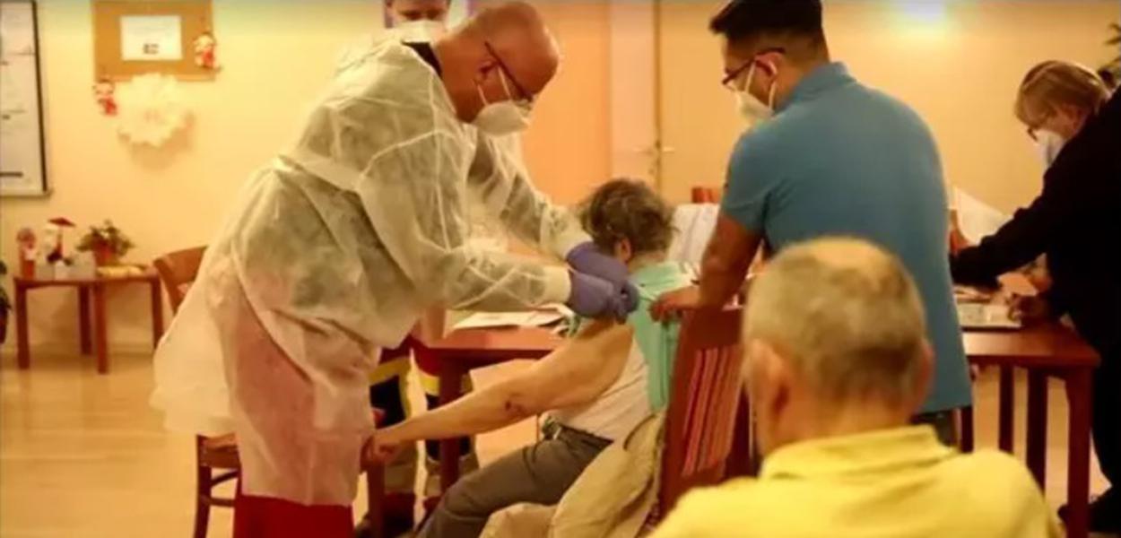 Mulher de 101 anos recebe vacina contra o coronavírus na Alemanha