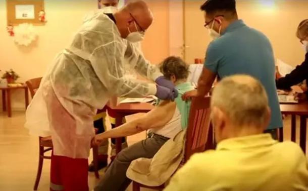 Mulher de 101 anos recebe vacina contra o coronavírus na Alemanha