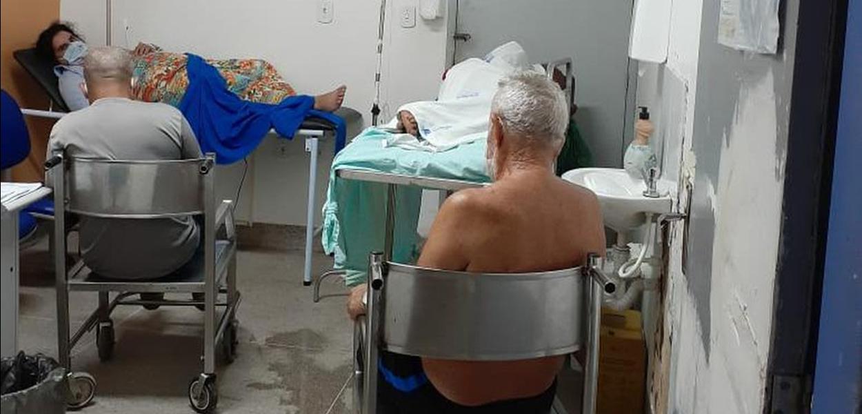 Pacientes com coronavírus e acompanhantes no Hospital Geral do Estado (HGE), em Maceió (AL)