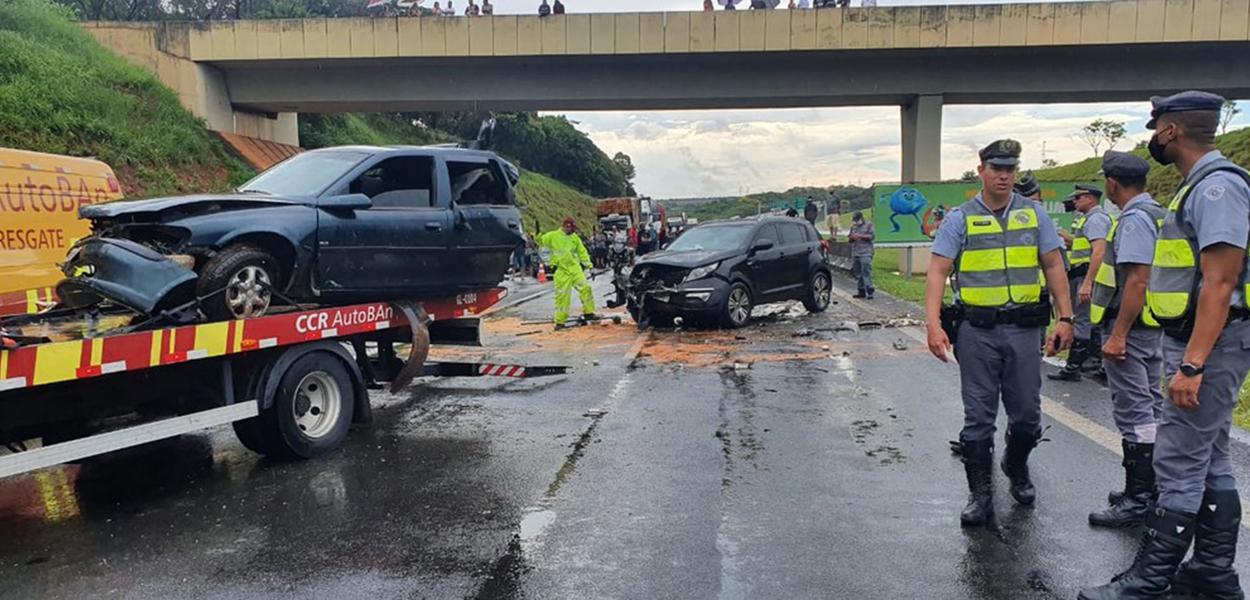 Engavetamento envolvendo quatro carros provoca mortes na Região Metropolitana de Campinas (SP)